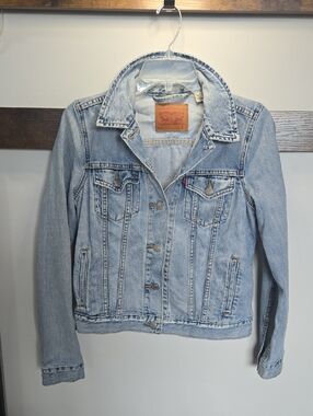 Levi's Light Wash Denim Trucker Jacket
